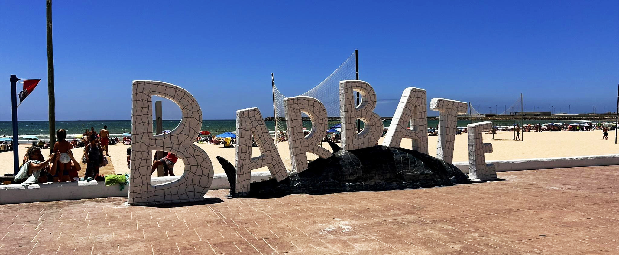 Letras BARBATE en paseo marítimo